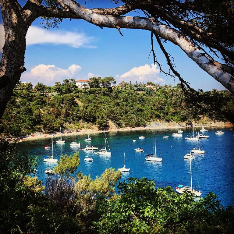 ToulonHost - Le Litardi - Superbe T2 - 2 pas des plages - Clim - Fibre - Chambre Double Deluxe - 28