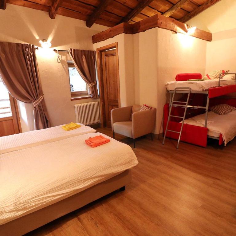 Ostello del Castello Tirano - Großes Vierbettzimmer mit Balkon - 2