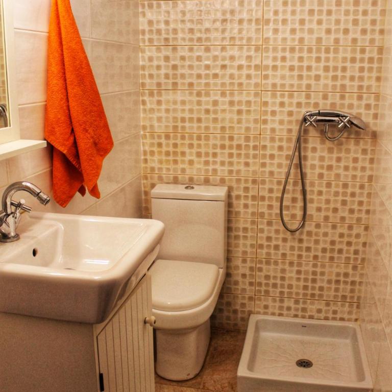 apartment a stone's throw from Santa Barbara - Three-Bedroom Apartment - 16