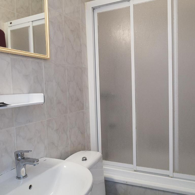 Hostal Fonda Montserrat - Habitación Doble Estándar con baño privado - 13
