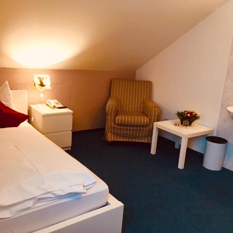 Hotel Plainbrücke | self check-in - Einzelzimmer mit Gemeinschaftsdusche und -WC - 1