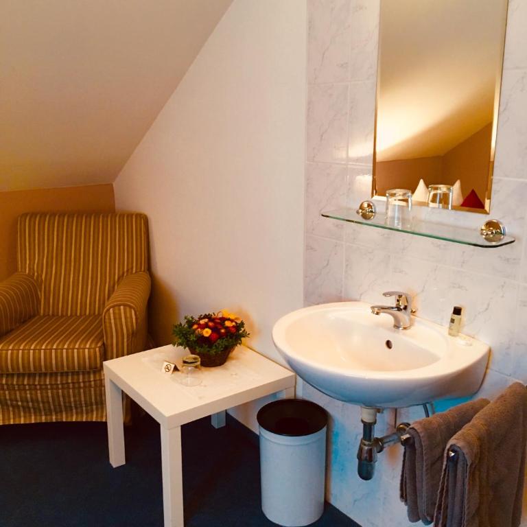 Hotel Plainbrücke | self check-in - Einzelzimmer mit Gemeinschaftsdusche und -WC - 3