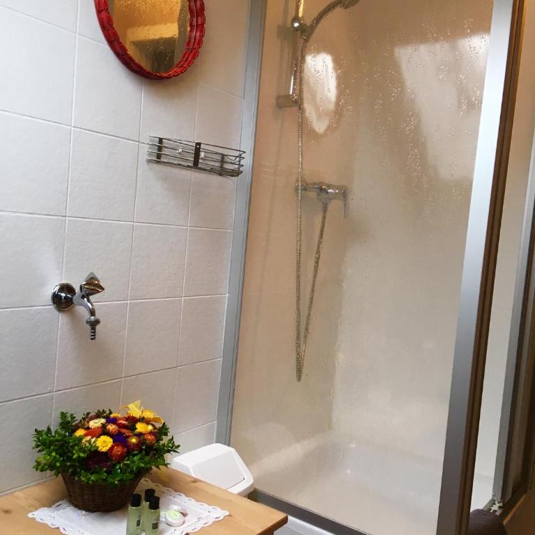 Hotel Plainbrücke | self check-in - Einzelzimmer mit Gemeinschaftsdusche und -WC - 5