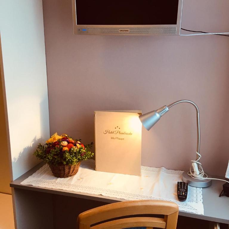 Hotel Plainbrücke | self check-in - Einzelzimmer mit Gemeinschaftsdusche und -WC - 2