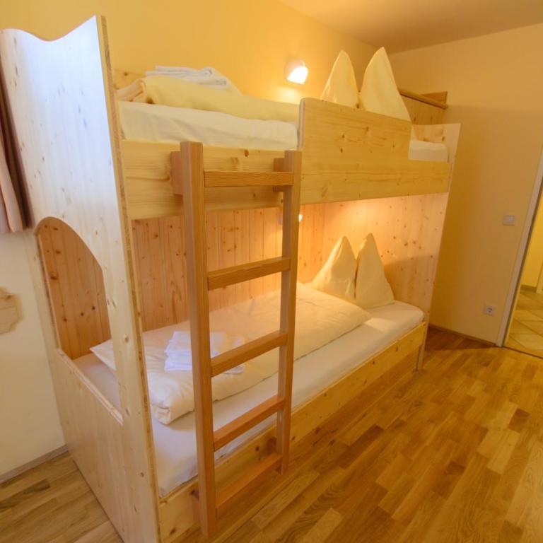 JUFA Hotel Donnersbachwald - Familienzimmer mit 2 Schlafzimmern - 4