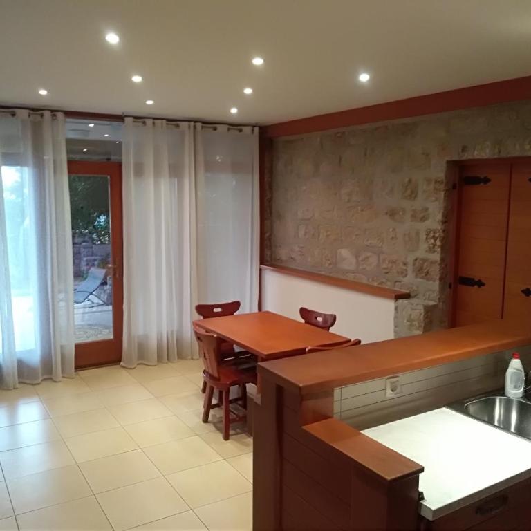 Apartments Villa Čučuk - Apartman sa 2 Spavaće Sobe i Popločanim Dvorištem - 11