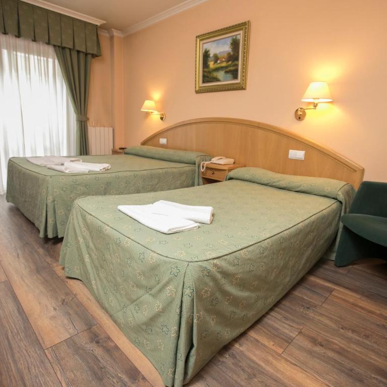 Hotel PAYRO - Triple Room with Balcony - 2