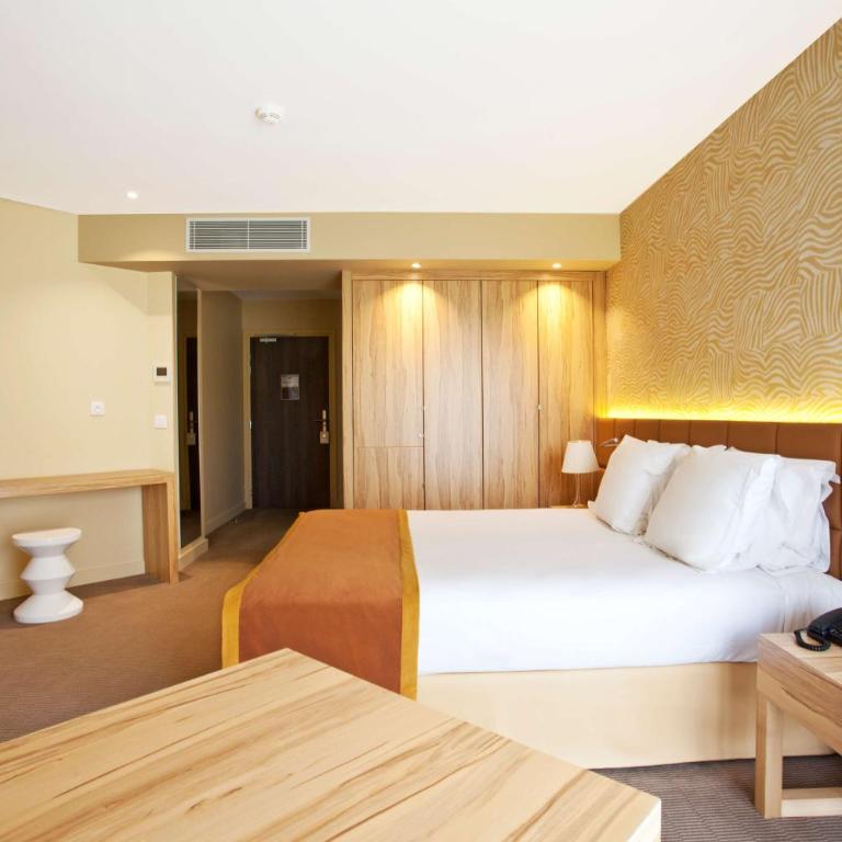 Golden Tulip Avignon Le Paradou - Chambre Lit King-Size Exécutive avec Patio Privé - 10