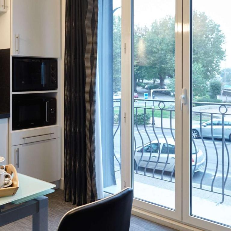 Best Western Le Cheval Blanc -Vue sur le port-plein centre ville - Apartment with Queen Bed and Sofa Bed - Separate Building/Stair Access Only/Non-Smoking - 7