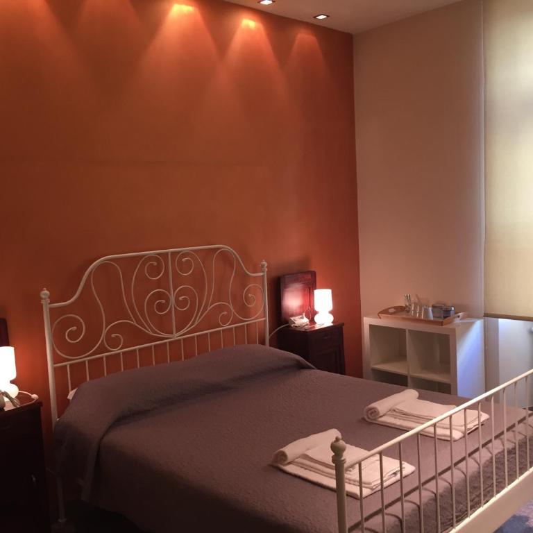 Bergamo Center Rooms - Camera Tripla con Bagno in Comune - 9