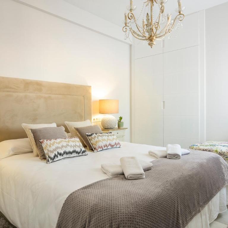 Genteel Home Recogidas - Three-Bedroom Apartment - 12