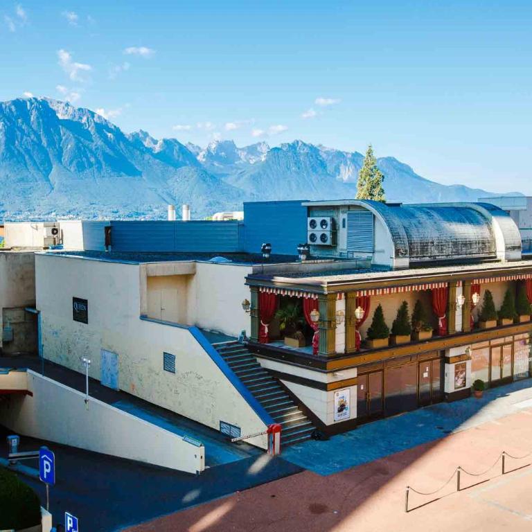 ☆ Central Apartment | Terrace & Private Parking ☆ - Apartment with Mountain View - 8