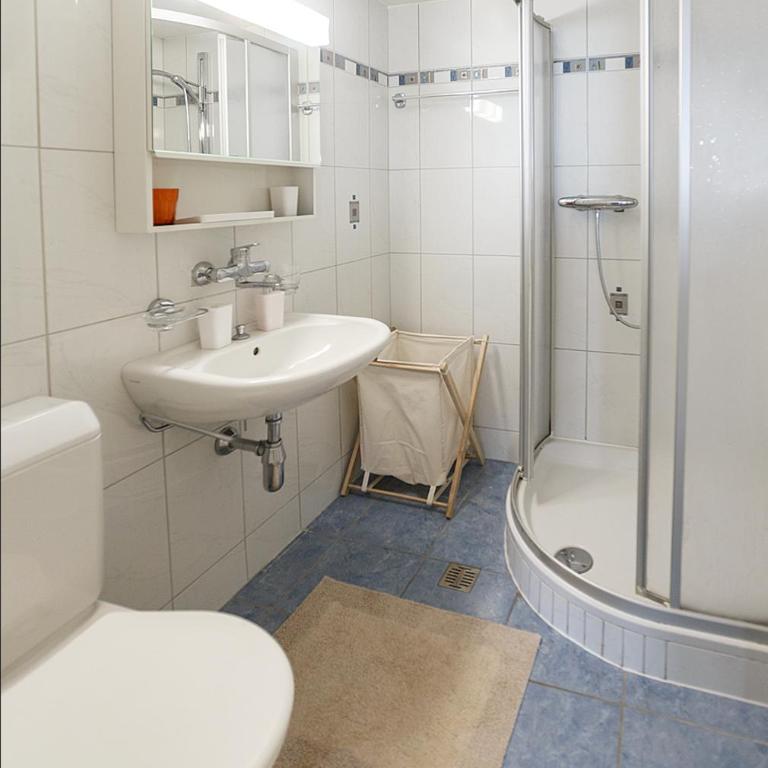 ☆ Central Apartment | Terrace & Private Parking ☆ - Apartment with Mountain View - 5