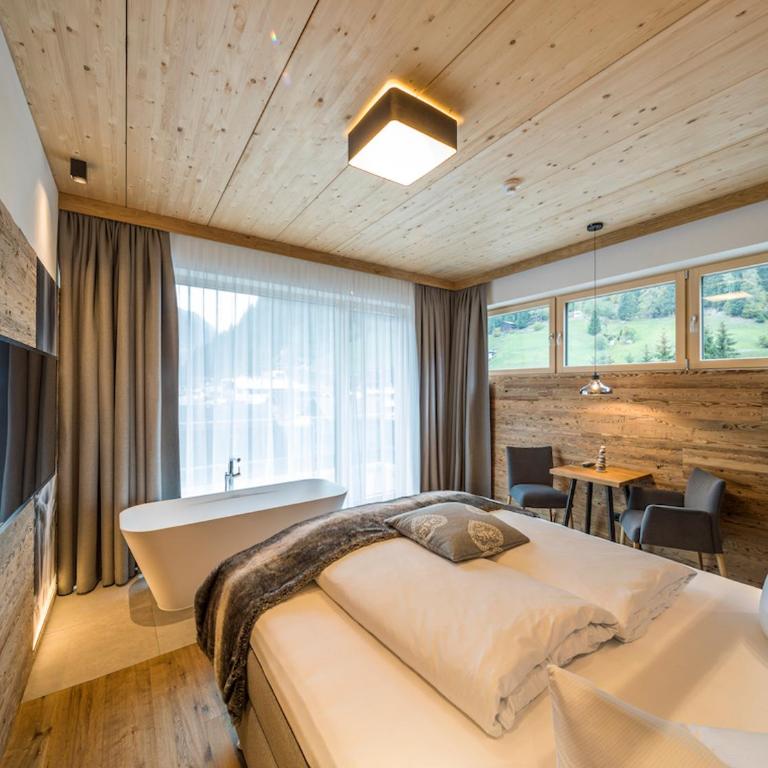 Post Hotel Paznaun - Deluxe Doppelzimmer mit Bad - 2