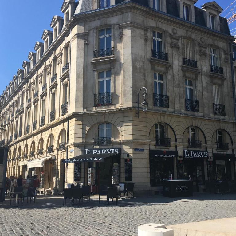 BedinReims "burgundy bottle" 110m2 Exceptional, 4 chambres doubles, 2 bain, free park & wifi, tout équipé - Appartamento - 65