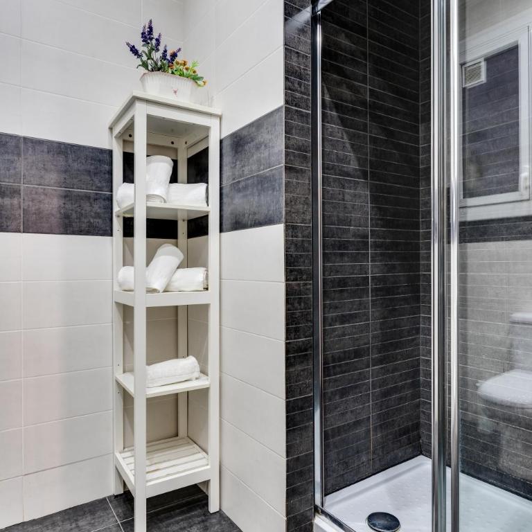 Charming & Convenient Apartment Near Plaza Espanya - Two-Bedroom Apartment - 28