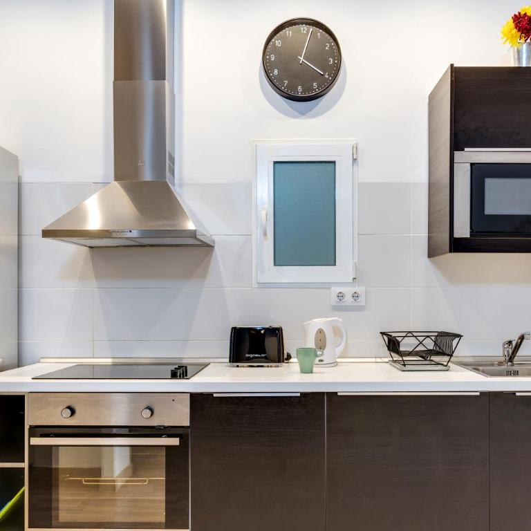 Charming & Convenient Apartment Near Plaza Espanya - Two-Bedroom Apartment - 12