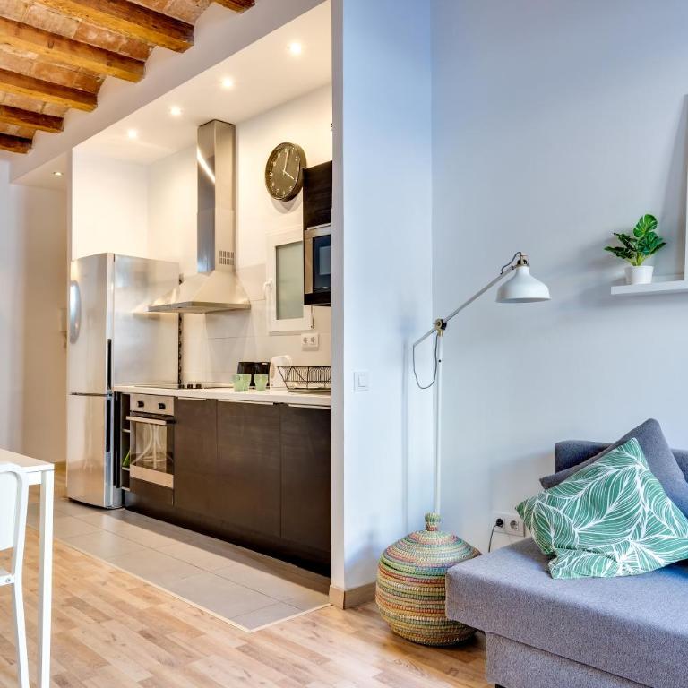 Charming & Convenient Apartment Near Plaza Espanya - Two-Bedroom Apartment - 4
