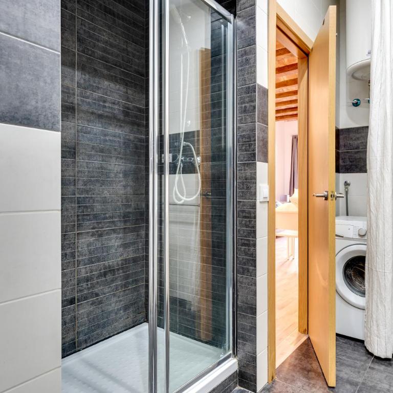 Charming & Convenient Apartment Near Plaza Espanya - Two-Bedroom Apartment - 25