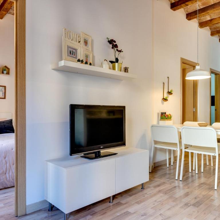 Charming & Convenient Apartment Near Plaza Espanya - Two-Bedroom Apartment - 8