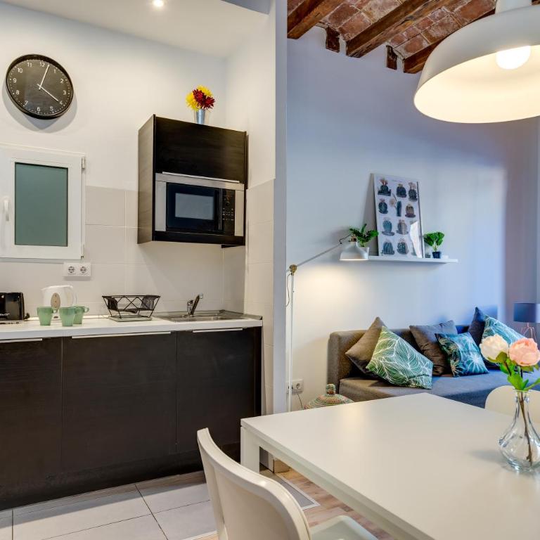Charming & Convenient Apartment Near Plaza Espanya - Two-Bedroom Apartment - 9