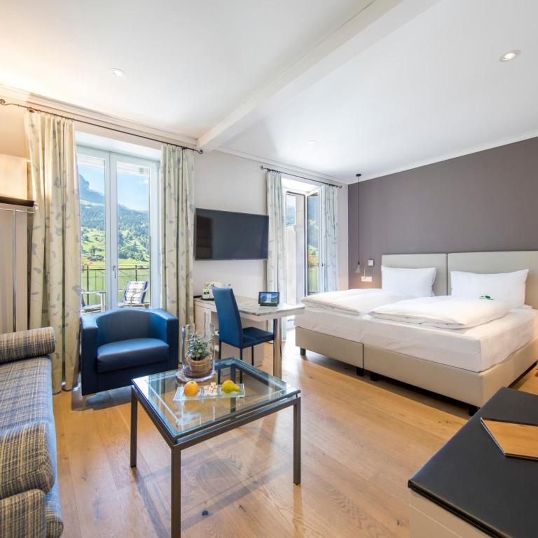 Belvedere Swiss Quality Hotel - Classic Dreibettzimmer mit Blick auf den Eiger und Klimaanlage - 1
