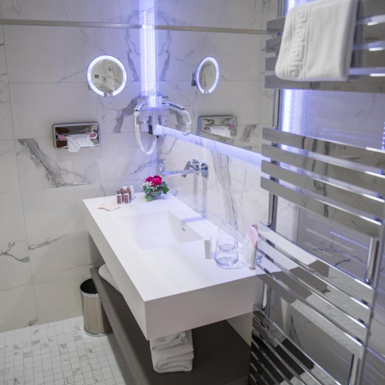 Best Western Beauséjour - Suite Lit King-Size - 9