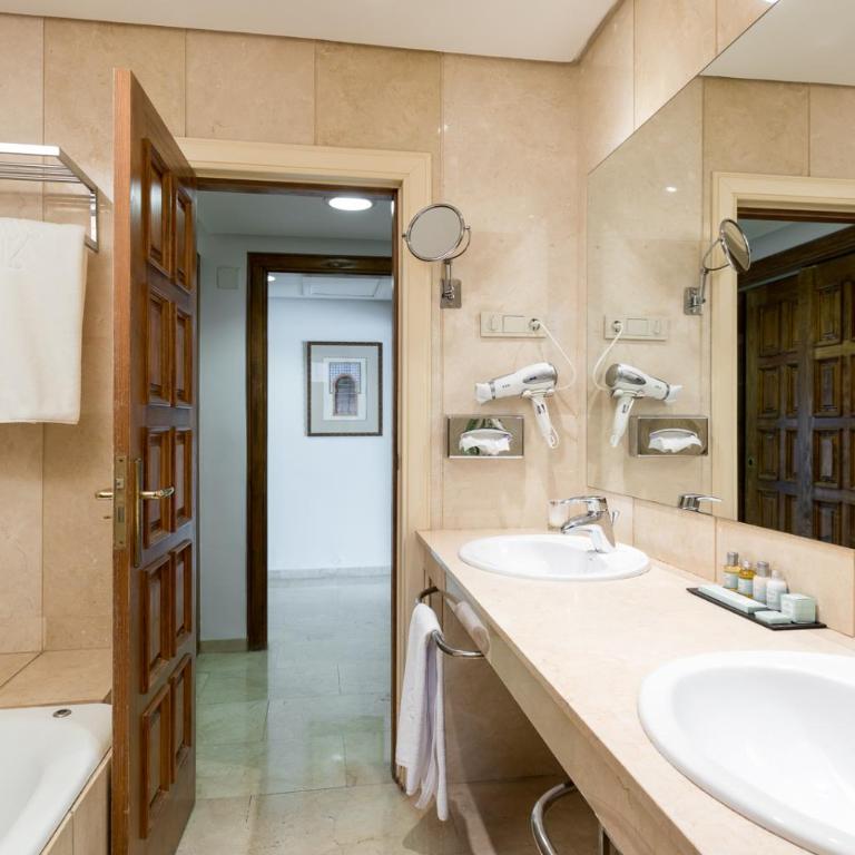 Parador de Cordoba - Habitación Doble Estándar (2 adultos + 1 niño) - 1
