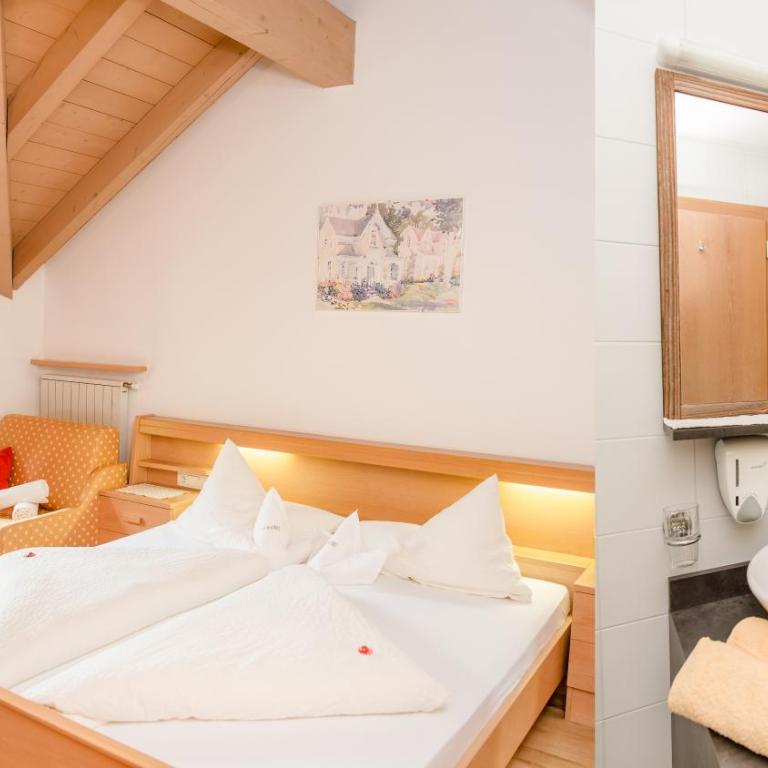 Alpine Life Hotel Anabel - Dreibettzimmer mit Bergblick - 1