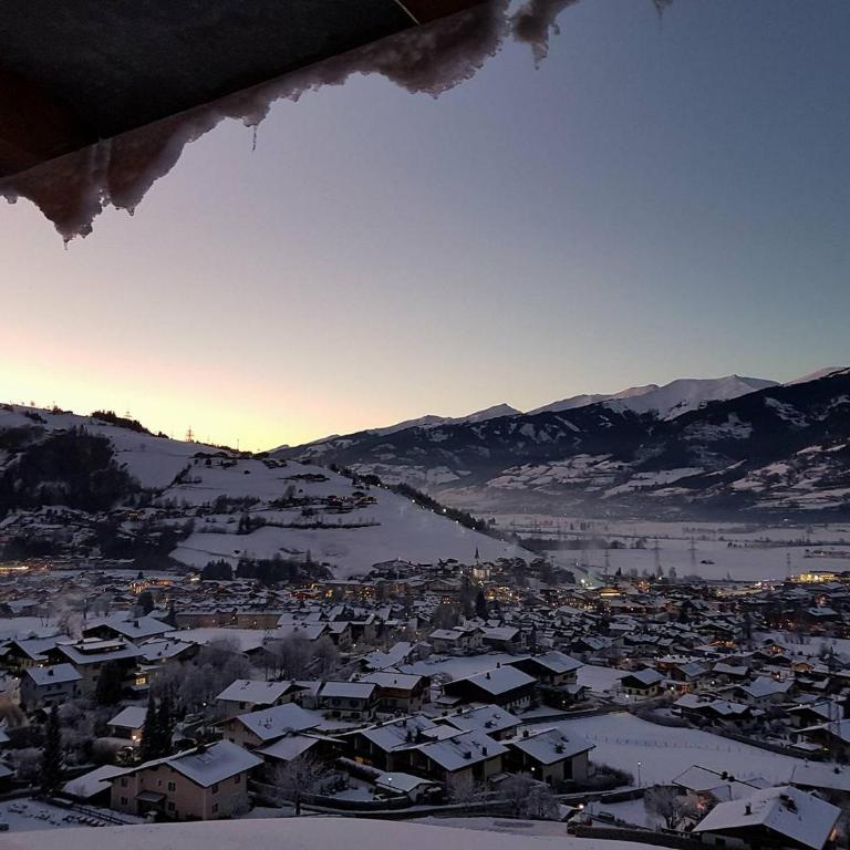 Panorama Hotel Guggenbichl - inkl Sommerkarte, einmaliger Eintritt ins Tauern Spa & bester Ausblick über Kaprun - Familienzimmer mit Balkon und kostenlosem Eintritt ins Tauern Spa - 10