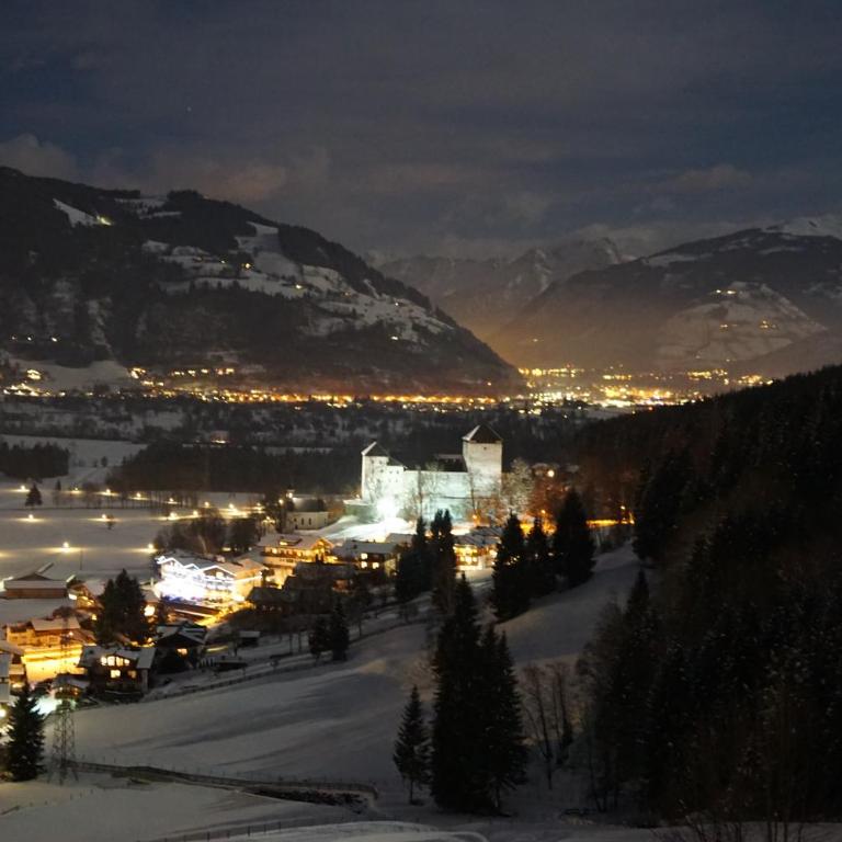 Panorama Hotel Guggenbichl - inkl Sommerkarte, einmaliger Eintritt ins Tauern Spa & bester Ausblick über Kaprun - Familienzimmer mit Balkon und kostenlosem Eintritt ins Tauern Spa - 4