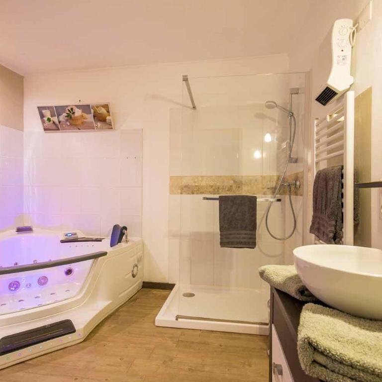 Villa Mogador Piscine et Balnéo - Suite Deluxe avec Baignoire Spa - 1