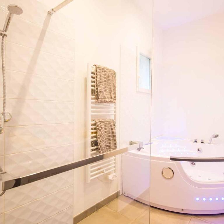 Villa Mogador Piscine et Balnéo - Chambre Double avec Baignoire Spa - 6
