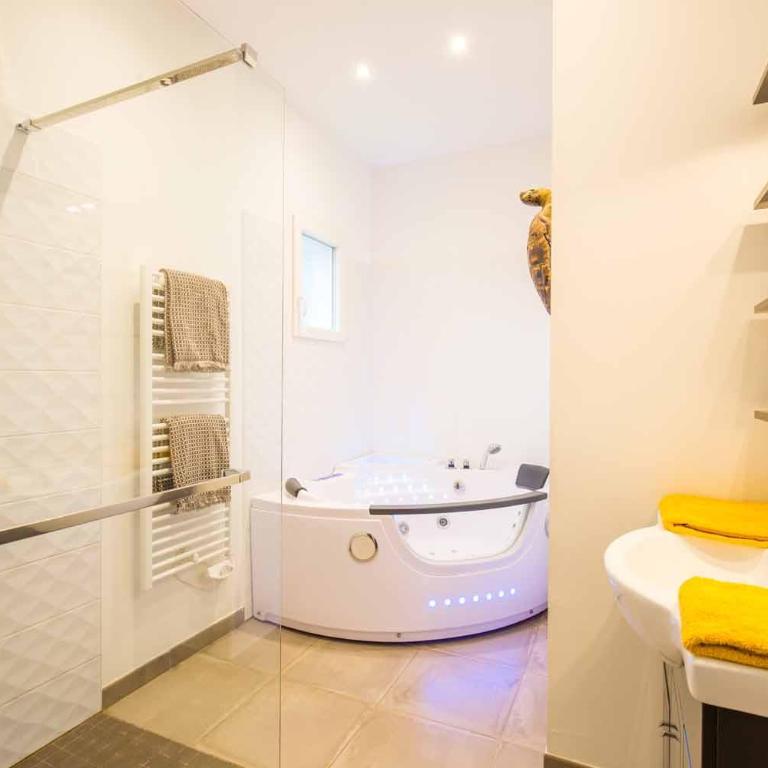 Villa Mogador Piscine et Balnéo - Chambre Double avec Baignoire Spa - 4
