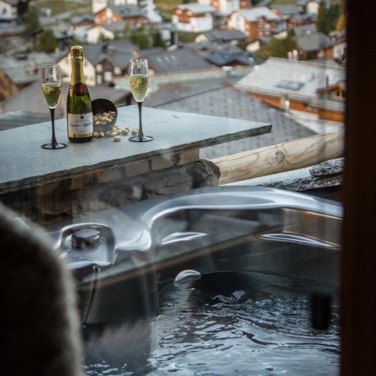 Boutique Lodge Spycher - Deluxe Suite mit Whirlpool-Badewanne im Freien und Sauna - 3