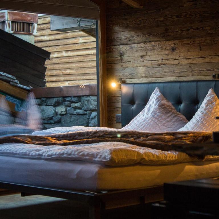 Boutique Lodge Spycher - Deluxe Suite mit Whirlpool-Badewanne im Freien und Sauna - 4