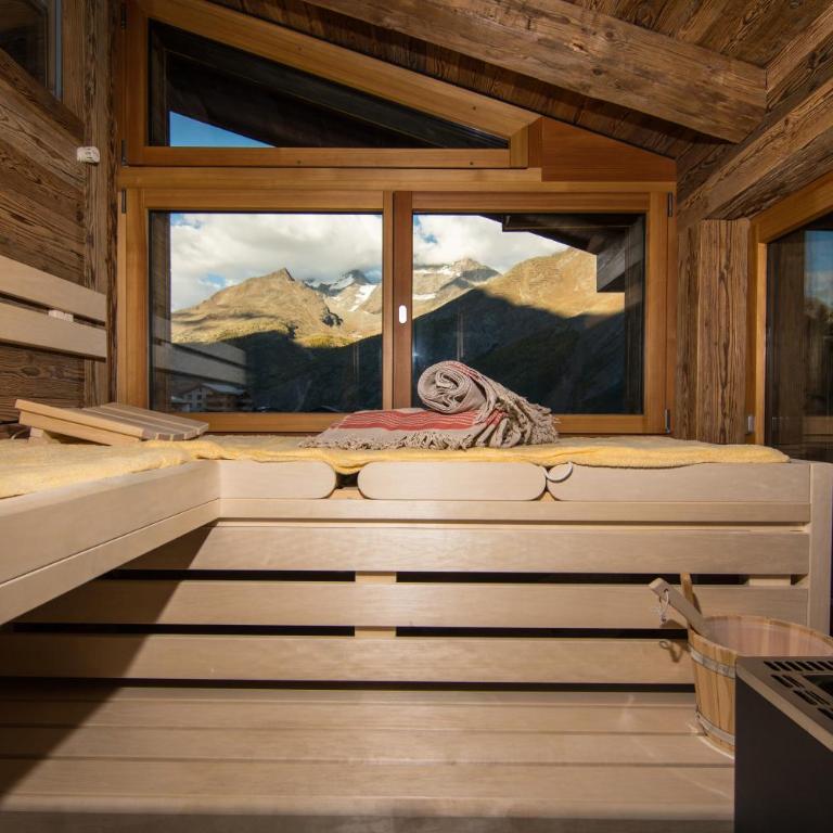 Boutique Lodge Spycher - Deluxe Suite mit Whirlpool-Badewanne im Freien und Sauna - 5