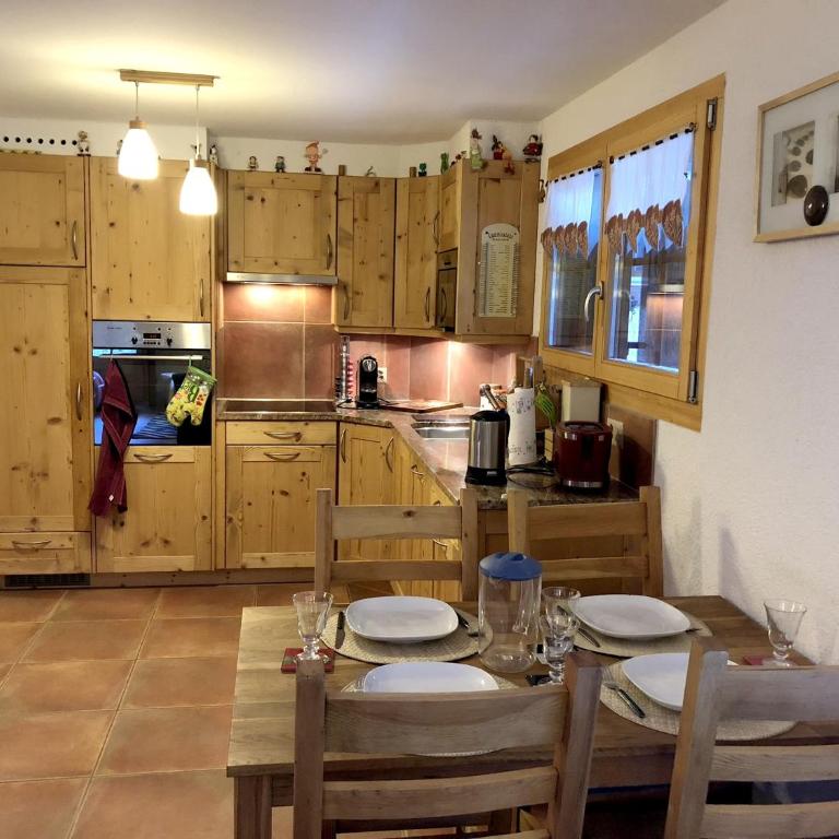 Apartments Vieux Chalet - Two-Bedroom Apartment with Mountain View / A 01 - 8