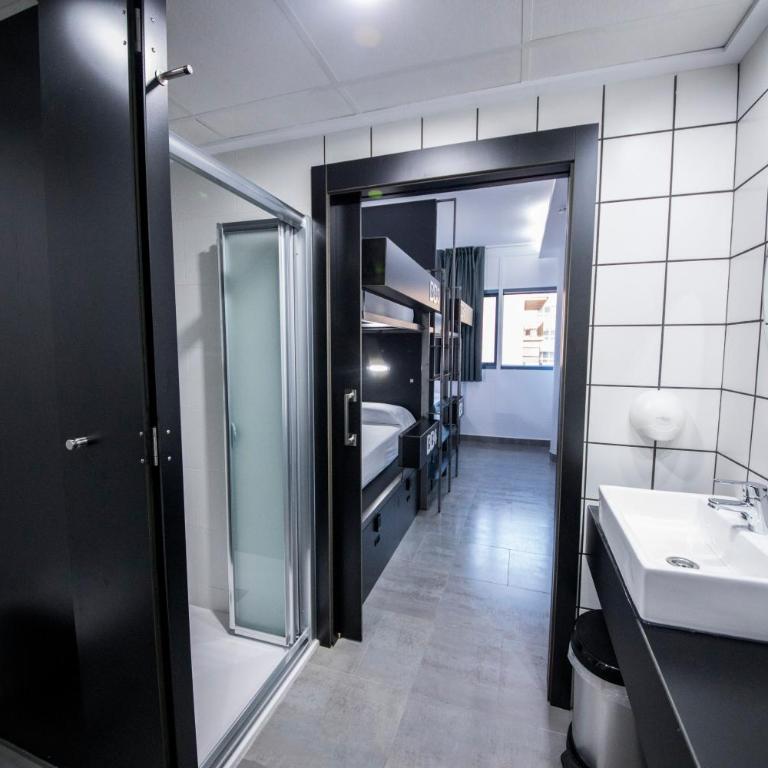 Bea Beach Hostel - Quadruple Room with Private Bathroom - 4
