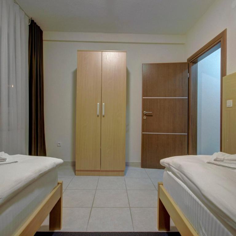 Tihe Noci Motel - Family Room with Shared Bathroom - 8