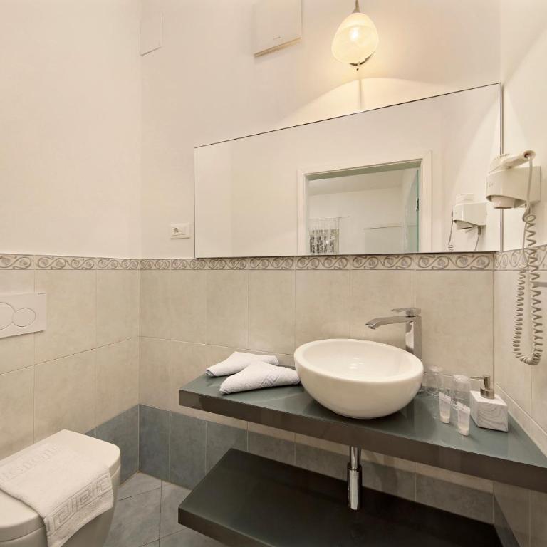 Garni Villa Tyrol - Adults Only - Camera Queen con Vista Piscina - 4