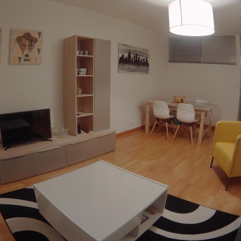 Allées d'Etigny T1Bis 41 m2 1 chambre 4 couchages 200 m de la Crémaillère Express 400 m des Thermes - Appartement 1 Chambre - 4