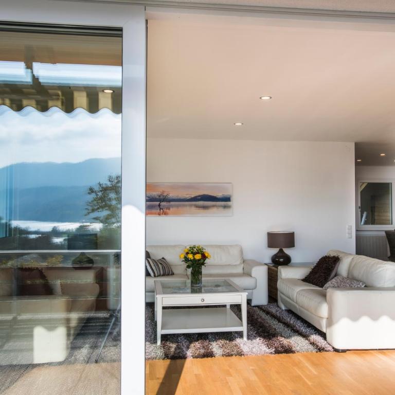 Große Ferienwohnung mit Seeblick nahe Wörthersee Ideal für Familien & Gruppen - Deluxe Apartment mit 3 Schlafzimmern, Terrasse und Seeblick - 4