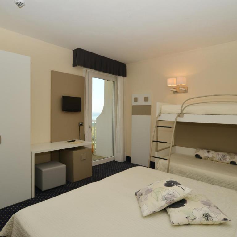 Hotel Anthony - Camera Quadrupla Comfort con Balcone e Vista Mare Laterale - 1