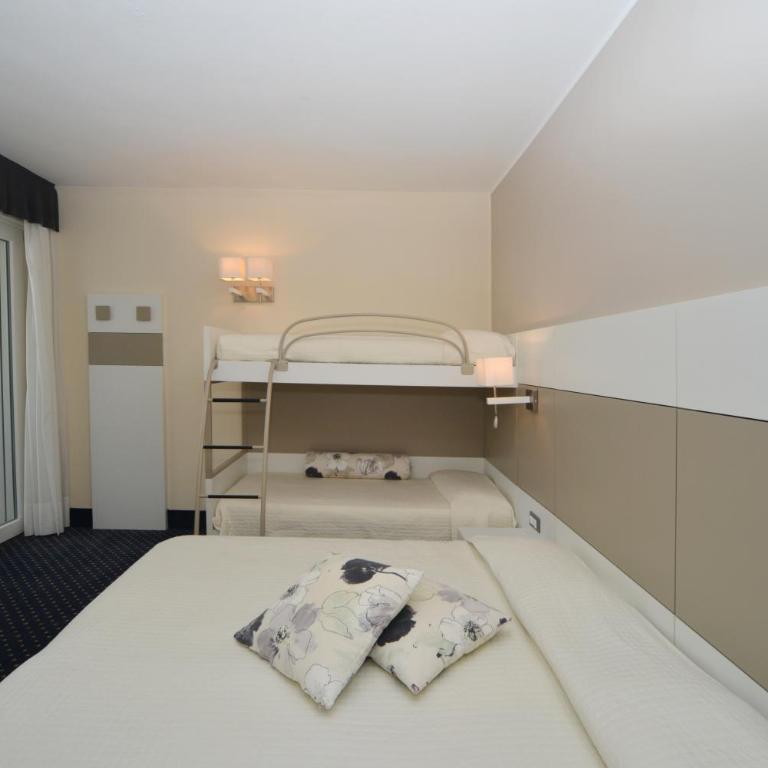 Hotel Anthony - Camera Quadrupla Classic con Balcone e Vista Mare Laterale - 1