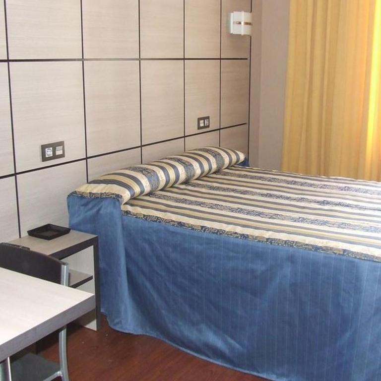 Hostal Larios - Double or Twin Room with Shared Bathroom - 2