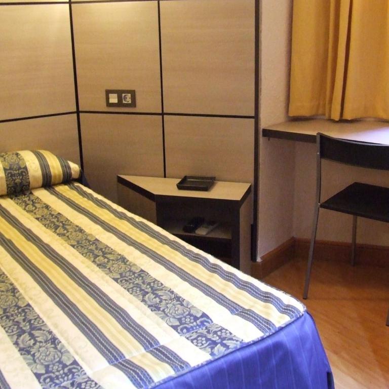 Hostal Larios - Single Room with Shared Bathroom - 3