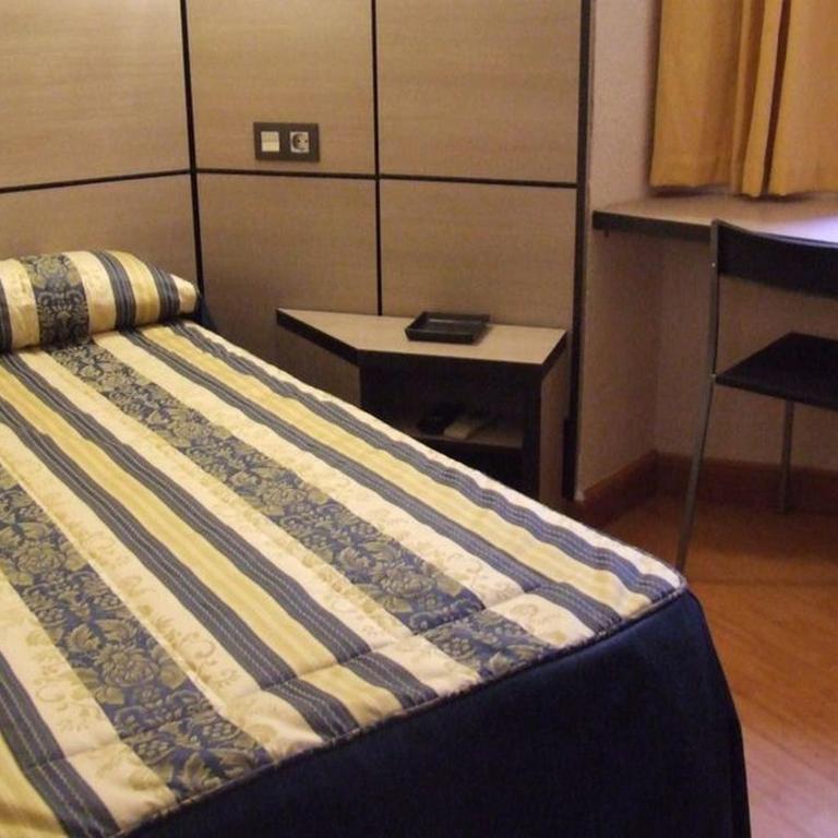 Hostal Larios - Single Room with Shared Bathroom - 4