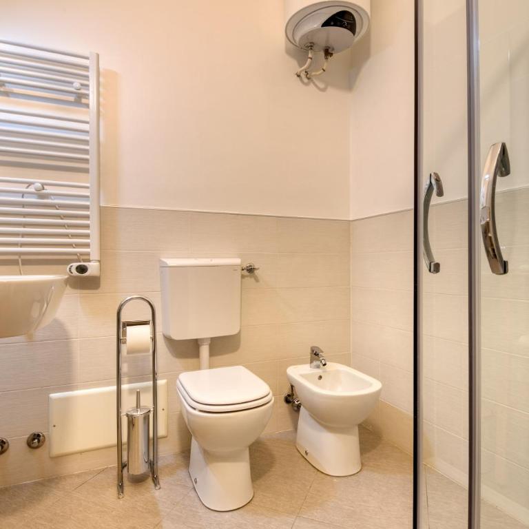 Maison Castelli - Camera Matrimoniale con Bagno in Comune - 2