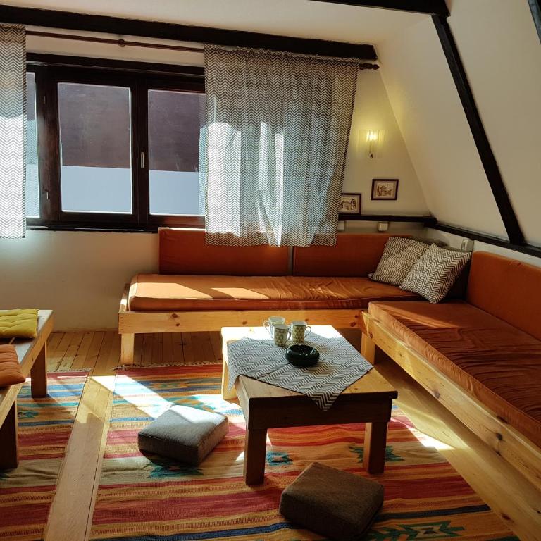 Story Mountain Chalet - Vacation Home - 4